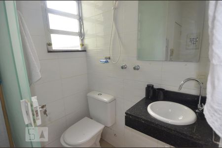 Banheiro de kitnet/studio para alugar com 1 quarto, 28m² em Copacabana, Rio de Janeiro