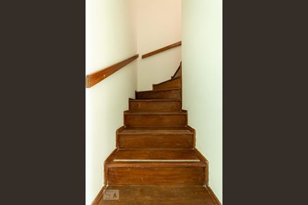 Casa de condomínio para alugar com 84m², 3 quartos e 1 vaga Casa de condomínio para alugar com 84m², 3 quartos e 1 vagaEscada