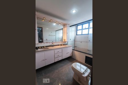 Apartamento para alugar com 204m², 2 quartos e 3 vagasBanheiro da Suíte