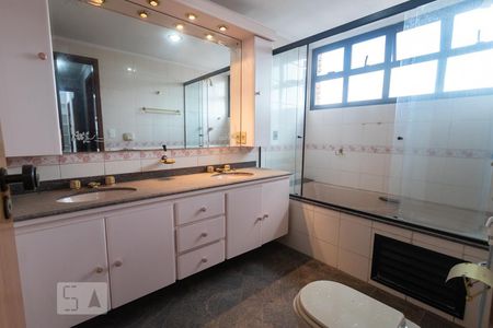 Apartamento para alugar com 204m², 2 quartos e 3 vagasBanheiro da Suíte