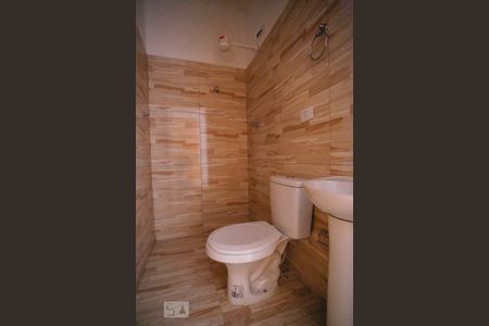 Casa para alugar com 64m², 2 quartos e sem vaga Casa para alugar com 64m², 2 quartos e sem vagaBanheiro Suíte 2