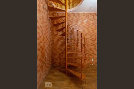 Detalhe da Sala - Escada acesso ao Segundo Andar de casa para alugar com 2 quartos, 90m² em Colégio, Rio de Janeiro