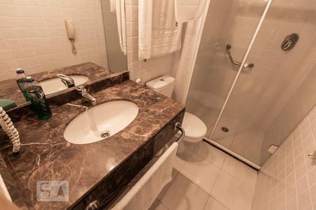 Banheiro de kitnet/studio para alugar com 1 quarto, 29m² em Higienópolis, São Paulo