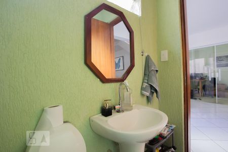 Casa à venda com 200m², 4 quartos e 2 vagasLavabo