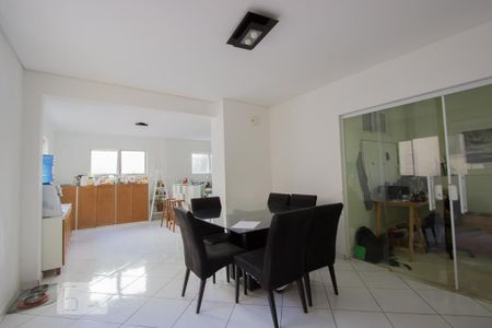 Casa à venda com 200m², 4 quartos e 2 vagasAcademia