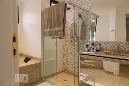 Apartamento à venda com 246m², 3 quartos e 4 vagasBanheiro Suíte 1