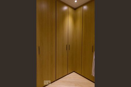 Apartamento à venda com 246m², 3 quartos e 4 vagasCloset