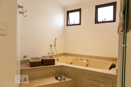 Apartamento à venda com 246m², 3 quartos e 4 vagasBanheiro Suíte 1