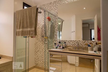 Apartamento à venda com 246m², 3 quartos e 4 vagasBanheiro Suíte 1