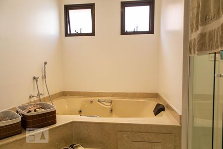 Apartamento à venda com 246m², 3 quartos e 4 vagasBanheiro Suíte 1
