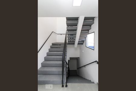 Apartamento para alugar com 45m², 2 quartos e sem vaga Apartamento para alugar com 45m², 2 quartos e sem vagaescada