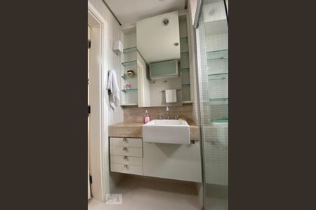 Apartamento à venda com 235m², 3 quartos e 4 vagas Apartamento à venda com 235m², 3 quartos e 4 vagasBanheiro da Suíte 2