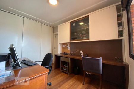 Apartamento à venda com 235m², 3 quartos e 4 vagas Apartamento à venda com 235m², 3 quartos e 4 vagasEscritório