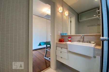 Apartamento à venda com 235m², 3 quartos e 4 vagas Apartamento à venda com 235m², 3 quartos e 4 vagasBanheiro da Suíte 1