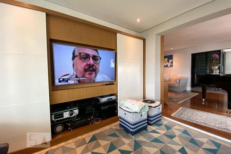 Sala de TV de apartamento à venda com 3 quartos, 235m² em Vila Suzana, São Paulo