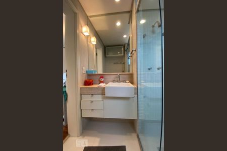 Apartamento à venda com 235m², 3 quartos e 4 vagas Apartamento à venda com 235m², 3 quartos e 4 vagasBanheiro da Suíte 1