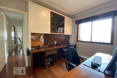 Apartamento à venda com 235m², 3 quartos e 4 vagas Apartamento à venda com 235m², 3 quartos e 4 vagasEscritório