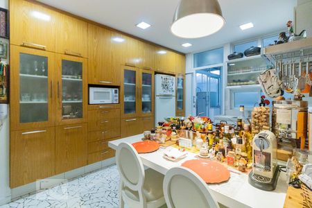 Apartamento para alugar com 210m², 3 quartos e 1 vaga Apartamento para alugar com 210m², 3 quartos e 1 vagaCozinha - Mesa