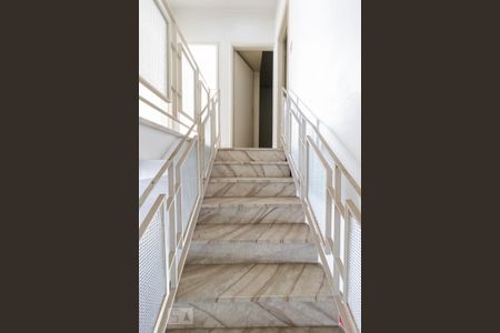 Casa à venda com 282m², 4 quartos e 3 vagasEscada