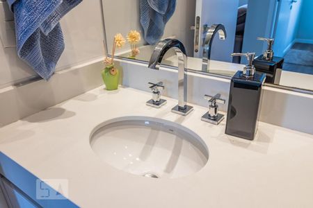 Apartamento à venda com 86m², 2 quartos e 2 vagasDetalhe do Banheiro do Corredor