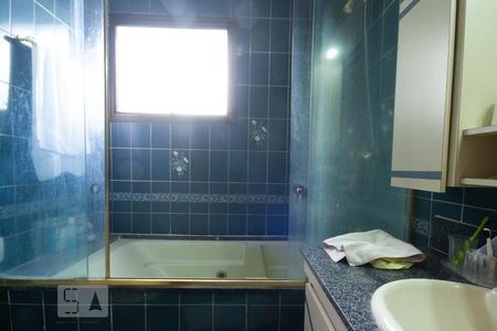 Apartamento à venda com 272m², 4 quartos e 5 vagasBanheiro da Suíte 2