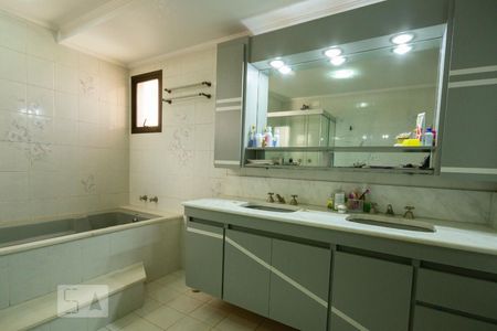 Apartamento à venda com 272m², 4 quartos e 5 vagasBanheiro da Suíte 4