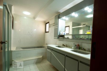 Apartamento à venda com 272m², 4 quartos e 5 vagasBanheiro da Suíte 4