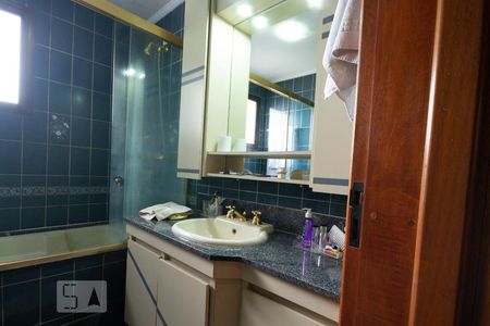 Apartamento à venda com 272m², 4 quartos e 5 vagasBanheiro da Suíte 2