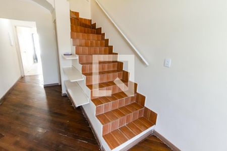 Escada de casa para alugar com 3 quartos, 120m² em Jardim Bom Tempo, Taboão da Serra