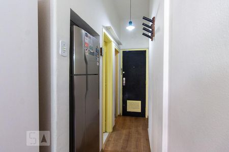 Corredor Entrada / Banheiro / Cozinha de kitnet/studio para alugar com 1 quarto, 21m² em Santa Teresa, Rio de Janeiro