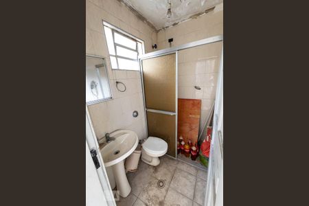 Casa à venda com 422m², 5 quartos e 3 vagasFundos - Banheiro de serviço