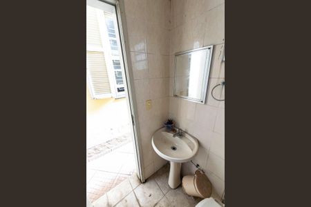 Casa à venda com 422m², 5 quartos e 3 vagasFundos - Banheiro de serviço