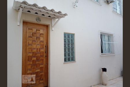 Casa à venda com 160m², 3 quartos e sem vaga Casa à venda com 160m², 3 quartos e sem vagaFachada