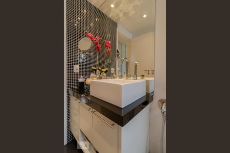 Apartamento à venda com 92m², 2 quartos e 2 vagas Apartamento à venda com 92m², 2 quartos e 2 vagasBanheiro da Suíte 1