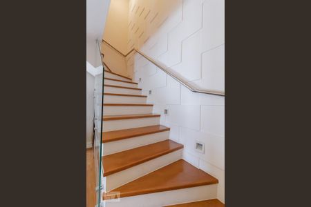 Apartamento à venda com 92m², 2 quartos e 2 vagas Apartamento à venda com 92m², 2 quartos e 2 vagasEscada