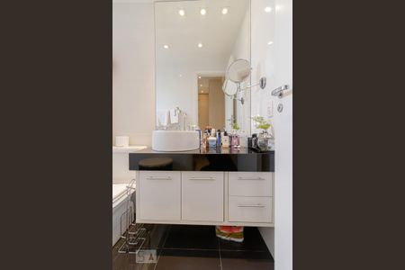 Apartamento à venda com 92m², 2 quartos e 2 vagas Apartamento à venda com 92m², 2 quartos e 2 vagasBanheiro da Suíte 2