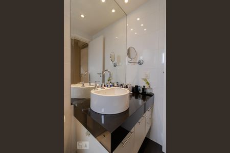 Apartamento à venda com 92m², 2 quartos e 2 vagas Apartamento à venda com 92m², 2 quartos e 2 vagasBanheiro da Suíte 2