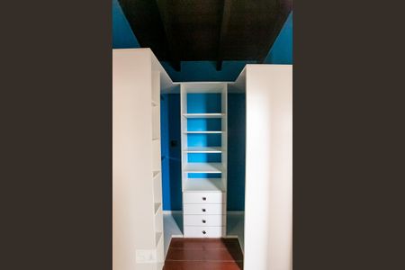 Casa de condomínio à venda com 252m², 3 quartos e 2 vagasCloset