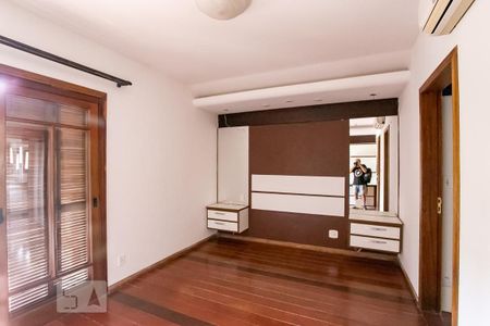 Casa de condomínio à venda com 252m², 3 quartos e 2 vagasSuíte