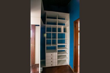 Casa de condomínio à venda com 252m², 3 quartos e 2 vagasCloset