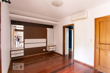 Casa de condomínio à venda com 252m², 3 quartos e 2 vagasSuíte