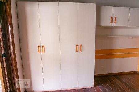 Casa de condomínio à venda com 252m², 3 quartos e 2 vagasDetalhe