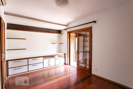 Casa de condomínio à venda com 252m², 3 quartos e 2 vagasSuíte