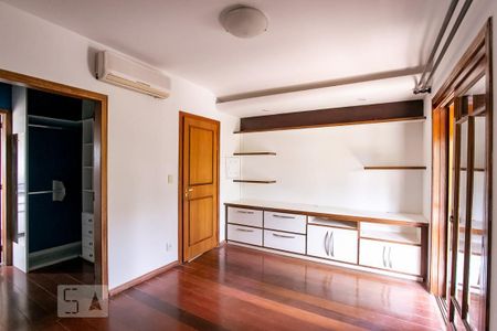 Casa de condomínio à venda com 252m², 3 quartos e 2 vagasSuíte