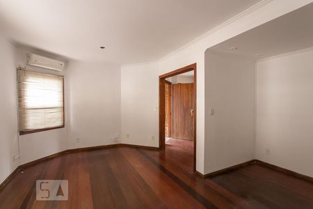 Sala de casa de condomínio à venda com 3 quartos, 252m² em Vila Assunção, Porto Alegre