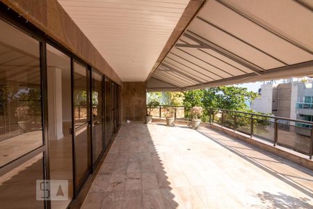 Apartamento para alugar com 270m², 3 quartos e 2 vagas Apartamento para alugar com 270m², 3 quartos e 2 vagasVaranda 1