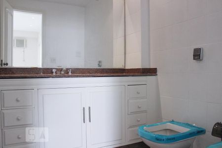 Apartamento para alugar com 270m², 3 quartos e 2 vagas Apartamento para alugar com 270m², 3 quartos e 2 vagasBanheiro da Suite 2