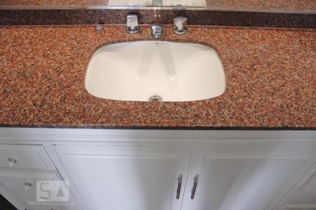 Apartamento para alugar com 270m², 3 quartos e 2 vagas Apartamento para alugar com 270m², 3 quartos e 2 vagasBanheiro da Suite 2