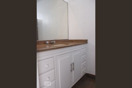 Apartamento para alugar com 270m², 3 quartos e 2 vagas Apartamento para alugar com 270m², 3 quartos e 2 vagasBanheiro da Suite 1