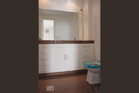 Apartamento para alugar com 270m², 3 quartos e 2 vagas Apartamento para alugar com 270m², 3 quartos e 2 vagasBanheiro da Suite 2